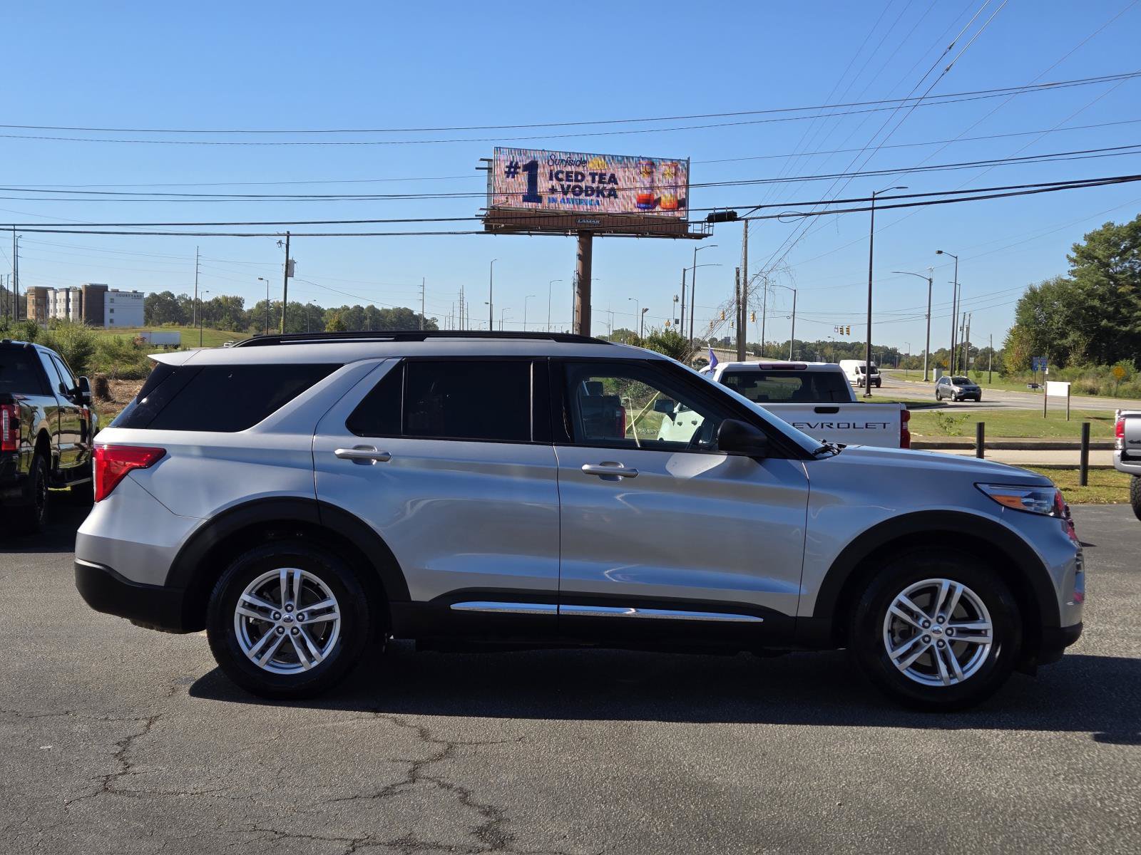 Used 2023 Ford Explorer XLT w/ Equipment Group 202A RWD image 7