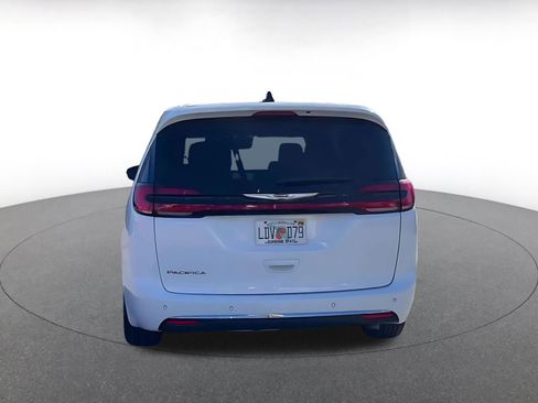Used 2025 Chrysler Pacifica Select image 11