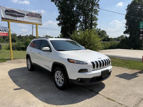 Used 2017 Jeep Cherokee Latitude w/ Comfort/Convenience Group AWD/4WD image 3