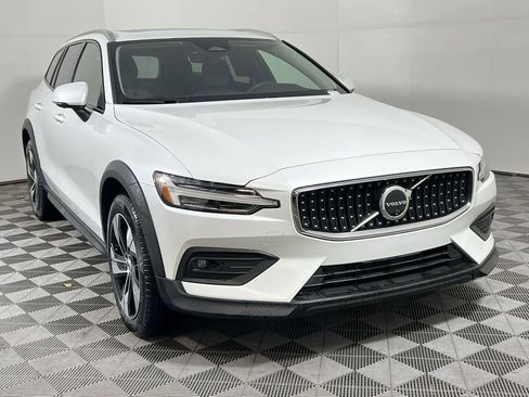 Certified 2025 Volvo V60 B5 Cross Country Plus image 4