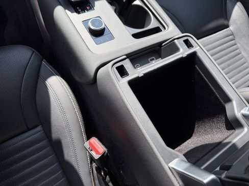 Used 2024 Land Rover Discovery Dynamic SE image 31