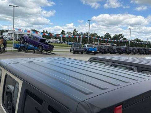 Used 2022 Jeep Wrangler Unlimited Rubicon w/ Cold Weather Group AWD/4WD image 12