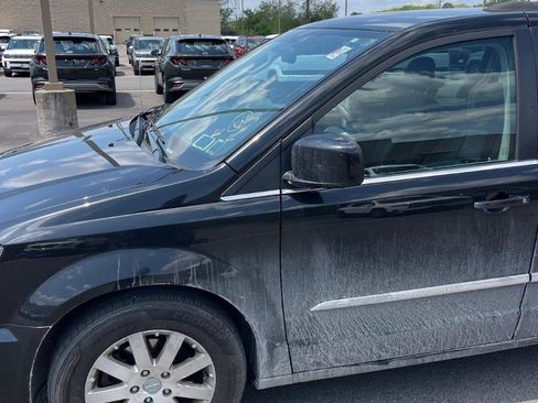 Used 2016 Chrysler Town & Country Touring FWD image 5