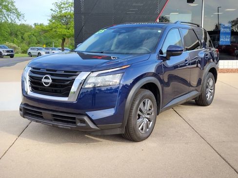 Used 2025 Nissan Pathfinder SV FWD image 1