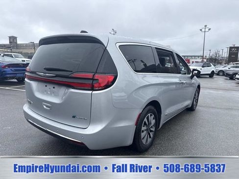 Used 2023 Chrysler Pacifica Limited FWD image 9