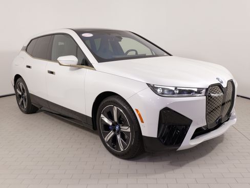 Used 2023 BMW iX xDrive50 w/ Premium Package AWD/4WD image 6