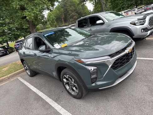 Used 2025 Chevrolet Trax LT w/ Driver Confidence Package FWD image 4
