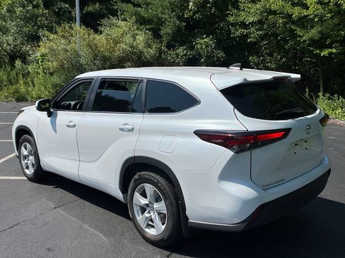 Certified 2024 Toyota Highlander LE AWD/4WD image 3