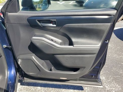 Used 2023 Toyota Highlander L image 37