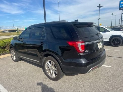 Used 2017 Ford Explorer XLT w/ Equipment Group 202A AWD/4WD image 4
