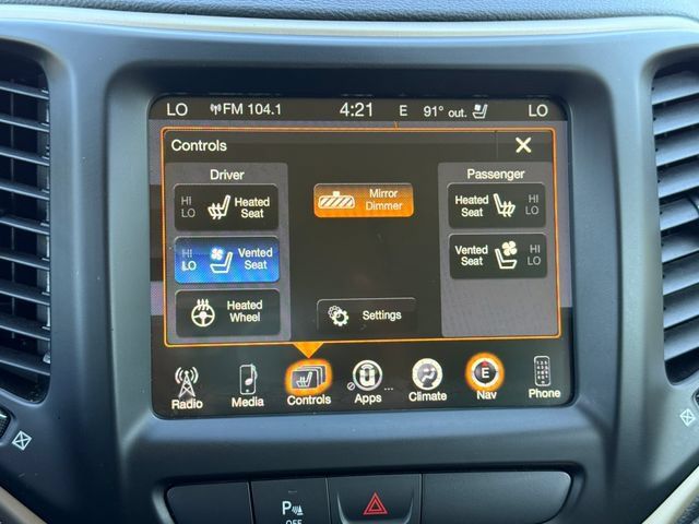 Used 2018 Jeep Cherokee Limited w/ Luxury Group FWD image 27