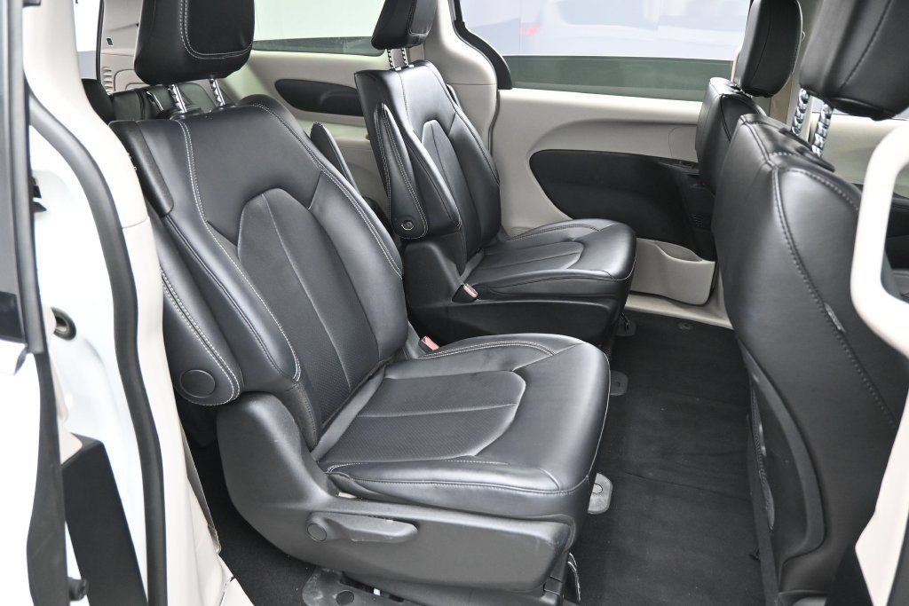 Used 2024 Chrysler Pacifica Limited FWD image 30