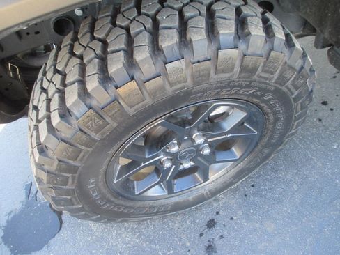 Used 2025 Jeep Gladiator Sport image 13