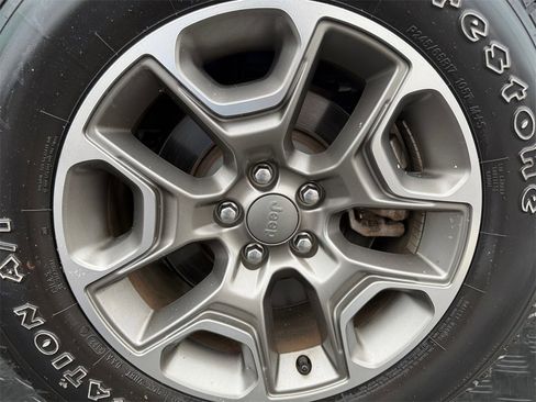 Used 2022 Jeep Cherokee Trailhawk image 20