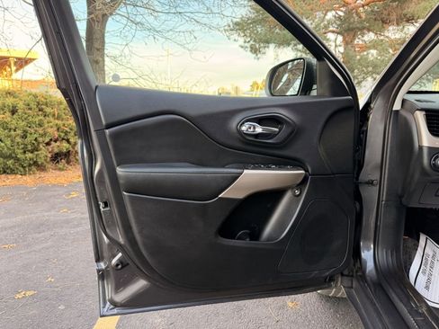 Used 2018 Jeep Cherokee Limited image 15