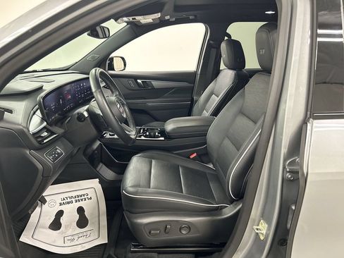 Certified 2025 Buick Enclave Sport Touring w/ Power Package AWD/4WD image 9