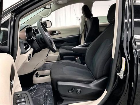 Used 2023 Chrysler Voyager LX FWD image 21