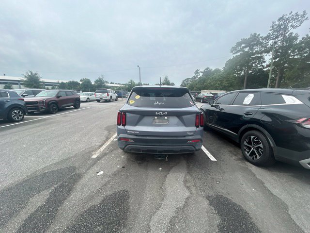 Certified 2023 Kia Sorento LX FWD image 4