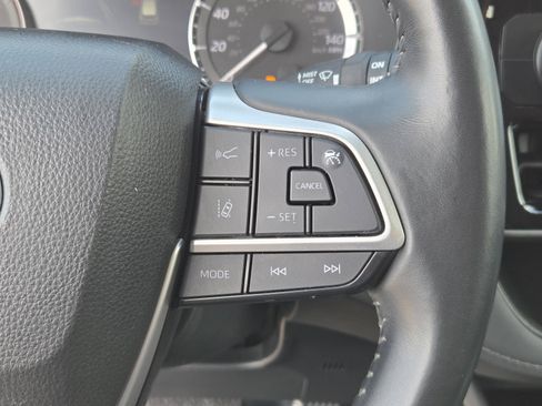 Used 2024 Toyota Highlander LE FWD image 18