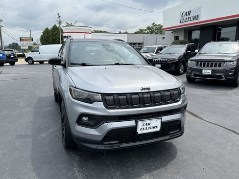 Used 2022 Jeep Compass Latitude w/ Sun and Sound Group AWD/4WD image 3