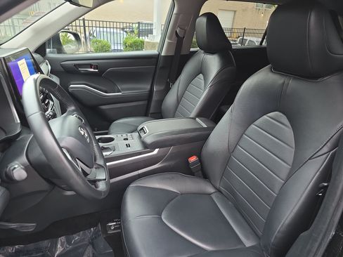 Used 2024 Toyota Highlander XLE FWD image 15
