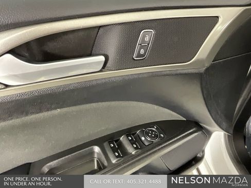 Used 2019 Ford Fusion SE image 17
