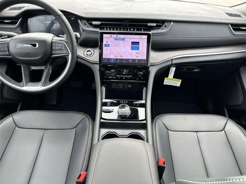 New 2025 Jeep Grand Cherokee Limited image 9