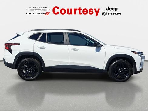Used 2025 Chevrolet Trax ACTIV w/ Sunroof Package FWD image 3