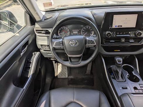 Certified 2024 Toyota Highlander XLE FWD image 16