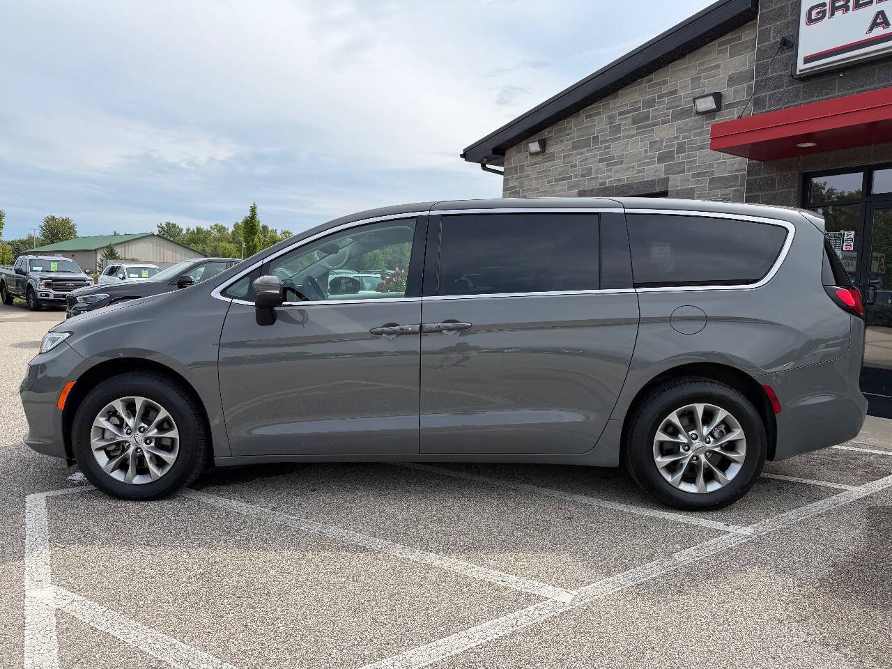 Used 2023 Chrysler Pacifica Touring-L AWD/4WD image 7