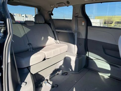 Used 2019 Toyota Sienna XLE image 22