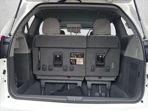 Used 2020 Toyota Sienna L image 6