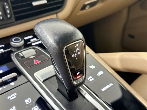 Certified 2023 Porsche Cayenne Platinum Edition image 34