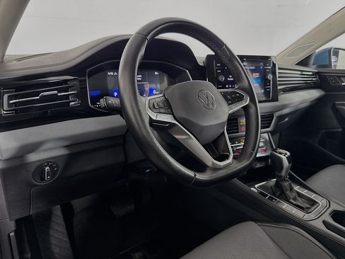 Used 2025 Volkswagen Jetta SE FWD image 21