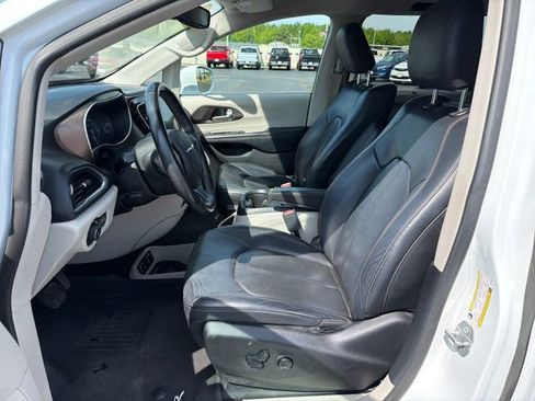 Used 2018 Chrysler Pacifica Touring-L Plus FWD image 14