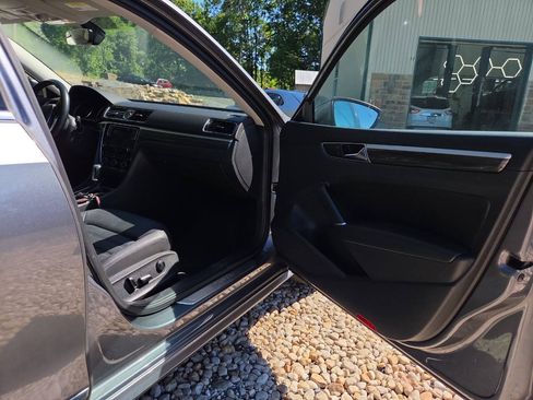 Used 2016 Volkswagen Passat 1.8T FWD image 25