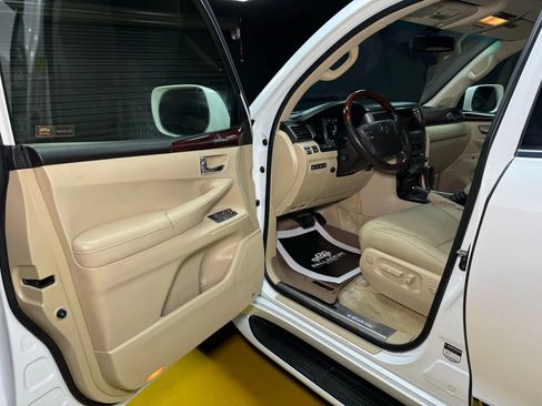 Used 2011 Lexus LX 570 4WD w/ Luxury Pkg image 32