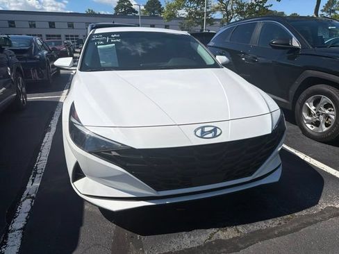 Used 2023 Hyundai Elantra SEL w/ Convenience Package FWD image 2