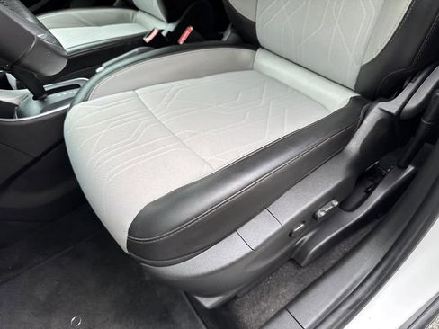 Used 2022 Chevrolet Trax LT w/ LT Convenience Package image 16