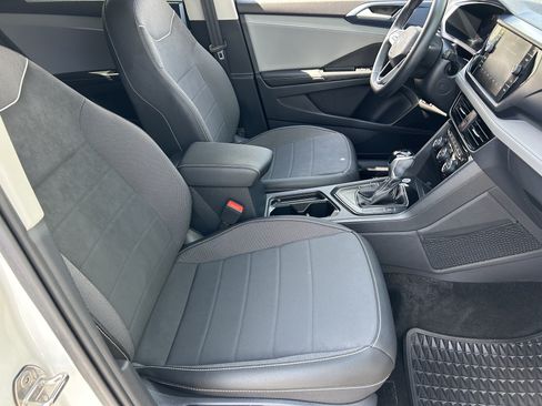 Certified 2024 Volkswagen Taos SE FWD image 9