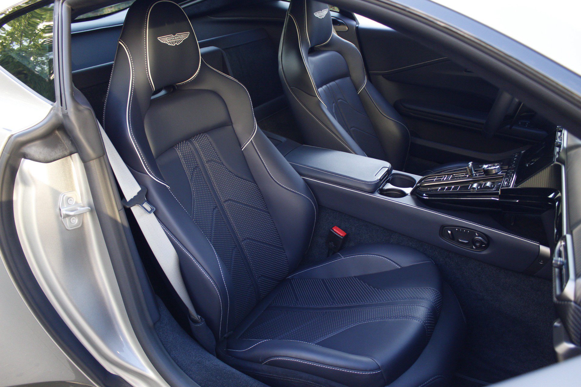 Used 2025 Aston Martin V8 Vantage Coupe RWD image 43