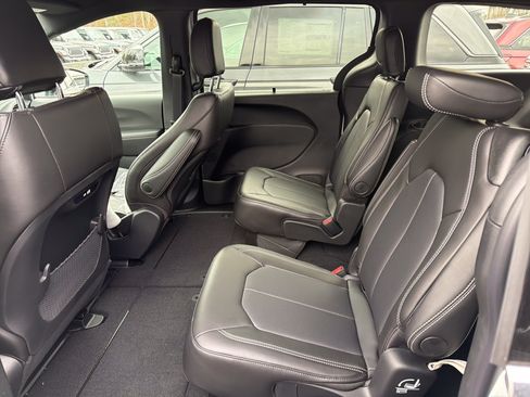 New 2026 Chrysler Pacifica Select AWD/4WD image 27