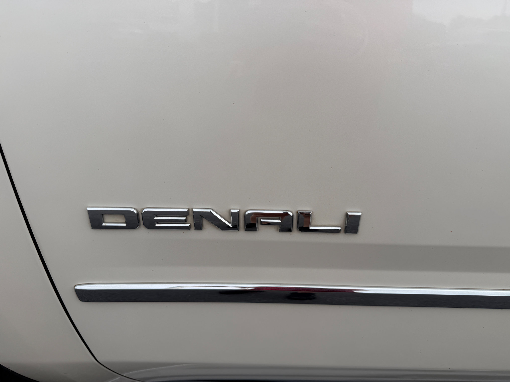 Used 2015 GMC Yukon Denali w/ Touring Package AWD/4WD image 11