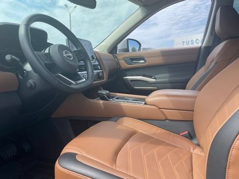 Used 2025 Nissan Pathfinder Platinum FWD image 14