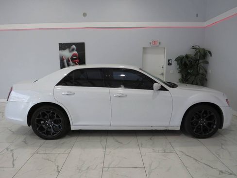 Used 2014 Chrysler 300 S RWD image 2
