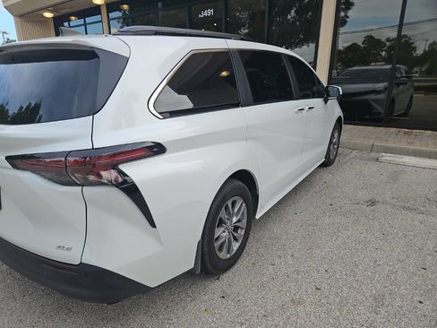 Used 2025 Toyota Sienna XLE w/ XLE Plus Package FWD image 7