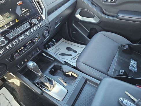 Used 2025 Nissan Frontier SV w/ SV Convenience Package image 25