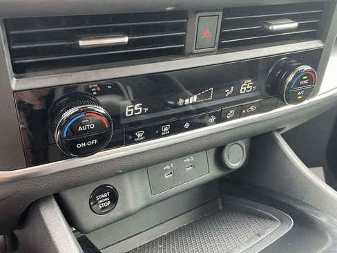 Used 2025 Nissan Rogue SV FWD image 25
