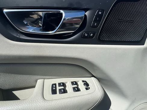 Used 2019 Volvo XC60 T6 Momentum w/ Multimedia Package image 22