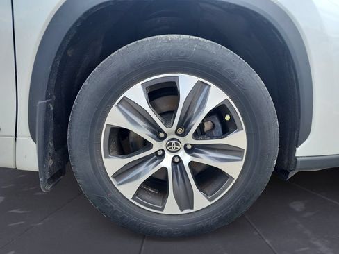 Used 2023 Toyota Highlander XLE AWD/4WD image 15